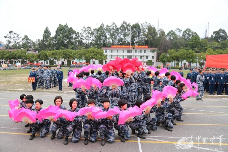 204年新奥开什么今晚，实时解析说明：俩警察帮忙看娃 一人扇风一人遮阳  