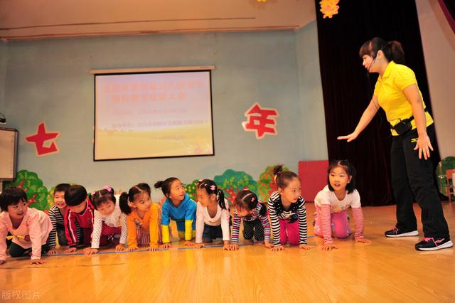 幼师晒真实月薪引热议，工资虽低，为何大学生仍愿入职？